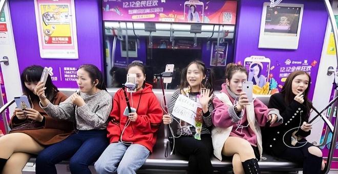 杭州网红经济遇挫广州店播闷声崛起麻将胡了模拟器流量泡沫彻底破裂(图4) 杭州网红经济遇挫广州店播闷声崛起麻将胡了模拟器流量泡沫彻底破裂(图4)